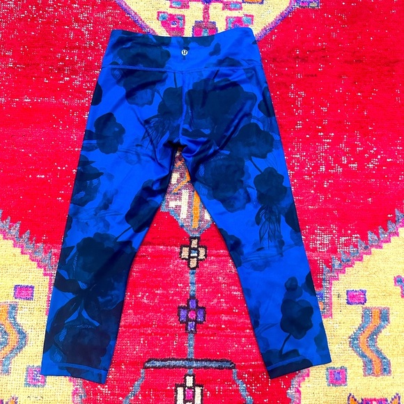LULULEMON blue/black floral leggings sz 6 - Picture 4 of 9